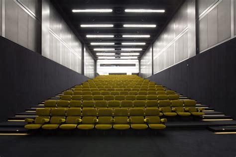 video fondaziome prada|CINEMA GODARD .